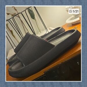 Nwt Bobbie Brooks Textured Black Slide Sandals